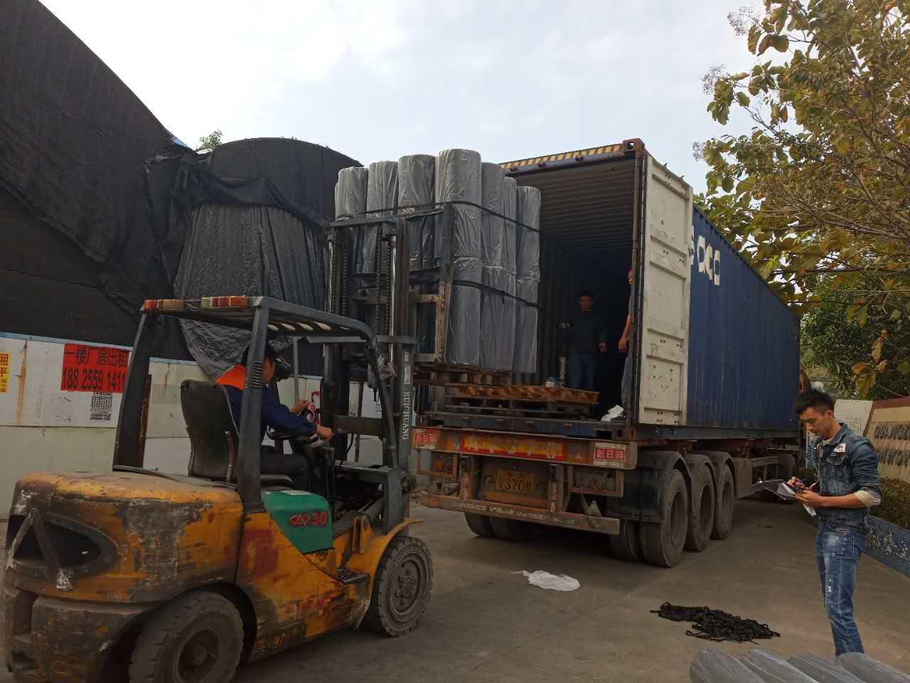 Loading the container in Nan Qi Xing